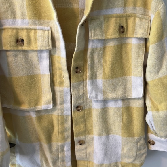 Pink lily- White and yellow flannel shacket size -small - Picture 4 of 7